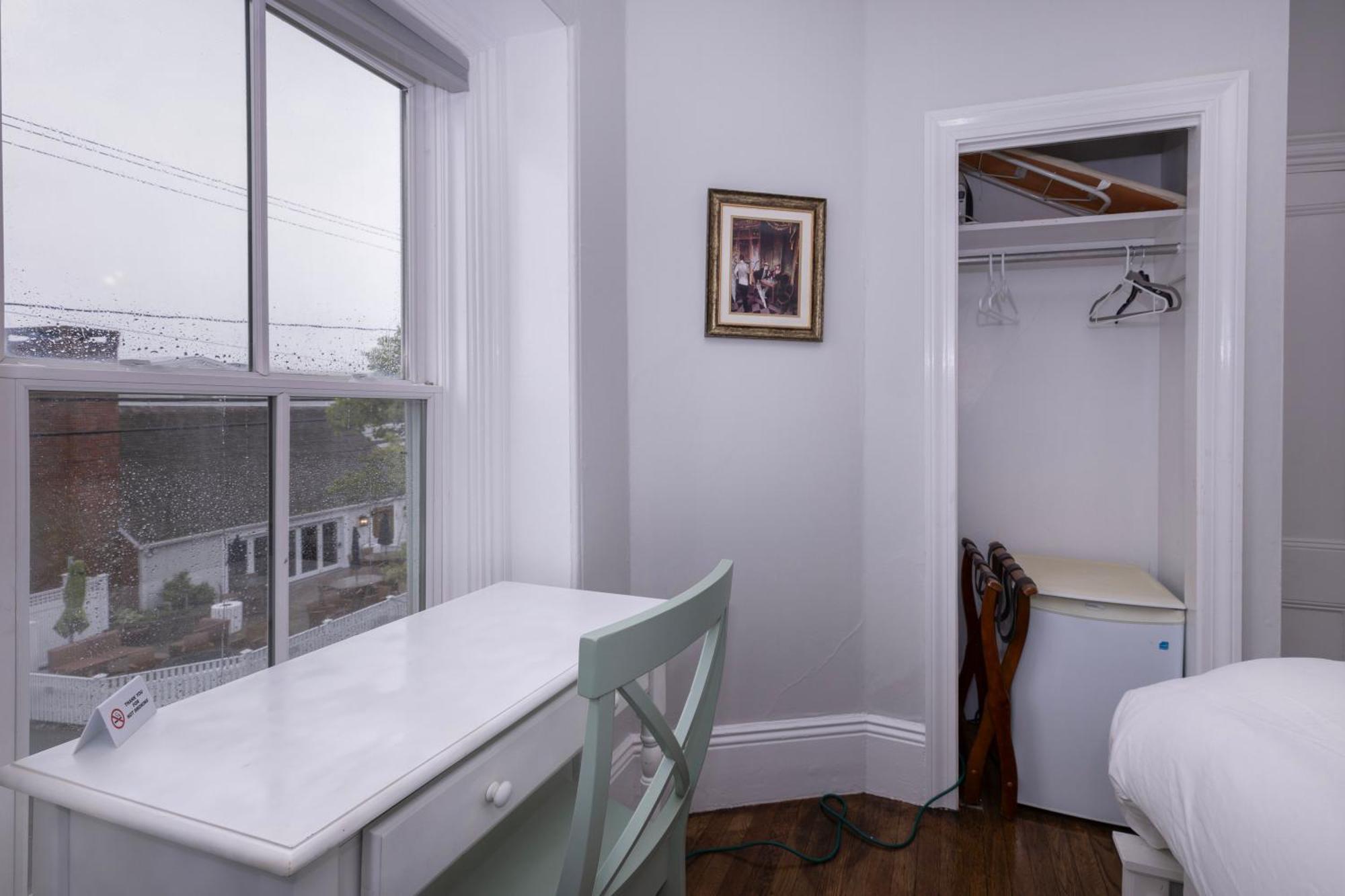 Bed & Breakfast Guest House,